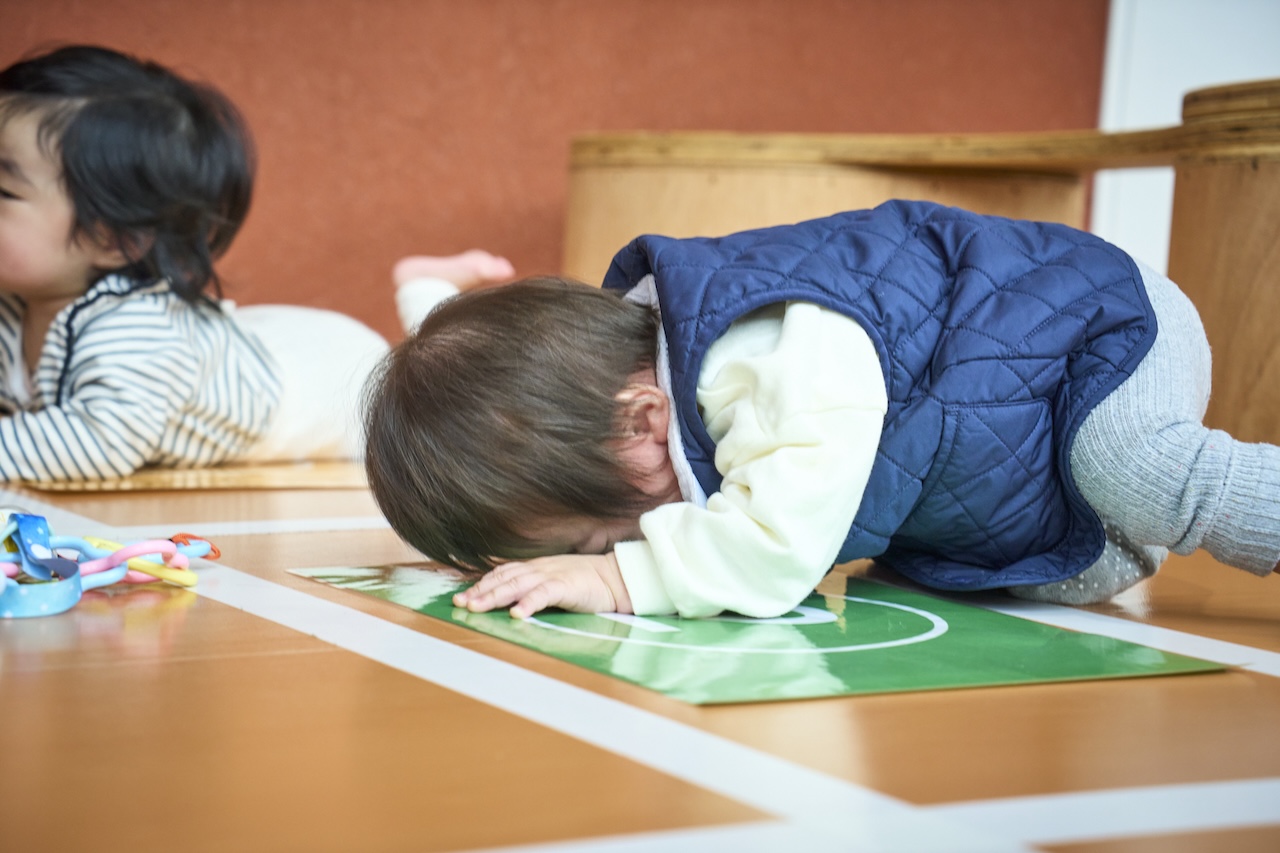 レース中に前へ進むよりもその場で体を預けてしまう赤ちゃん