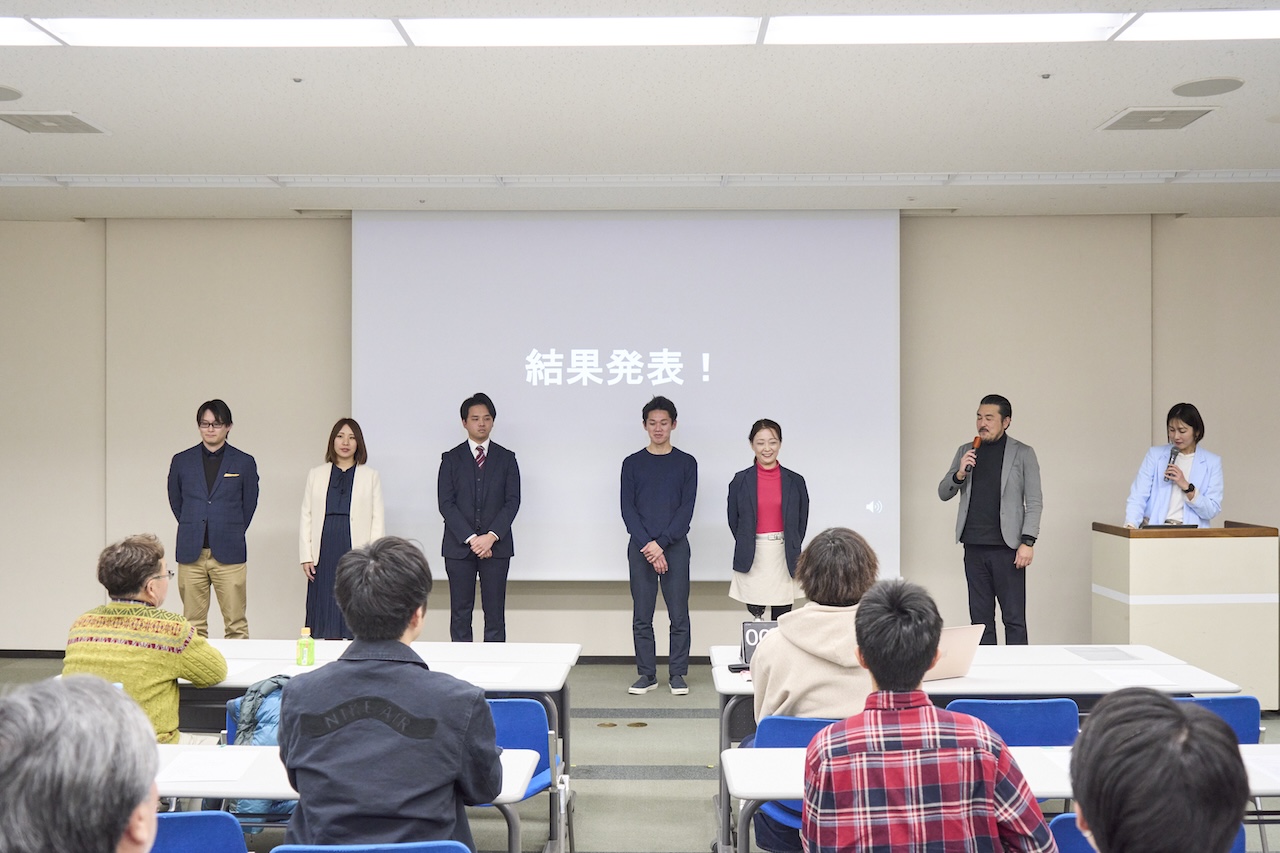 結果発表を前に、登壇者が横一列に並ぶ会場の様子