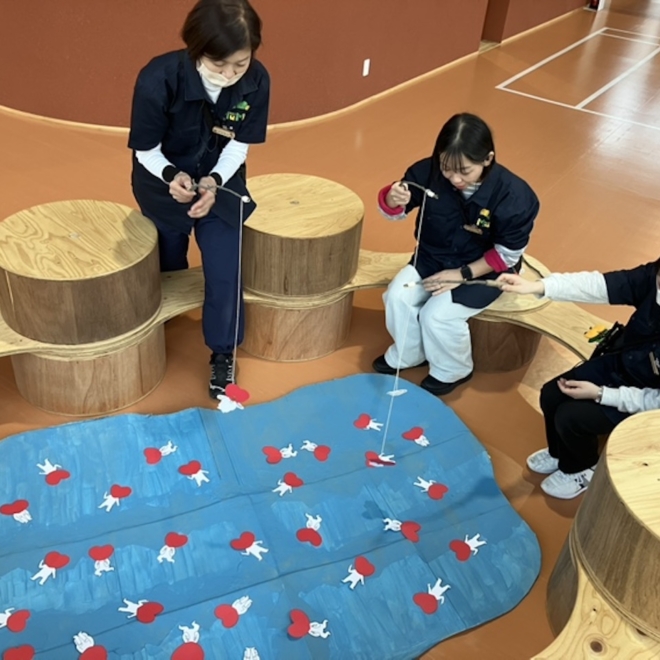 イベントづくりに向けて試行錯誤を重ねるスタッフたち。池も自作して準備を進める様子