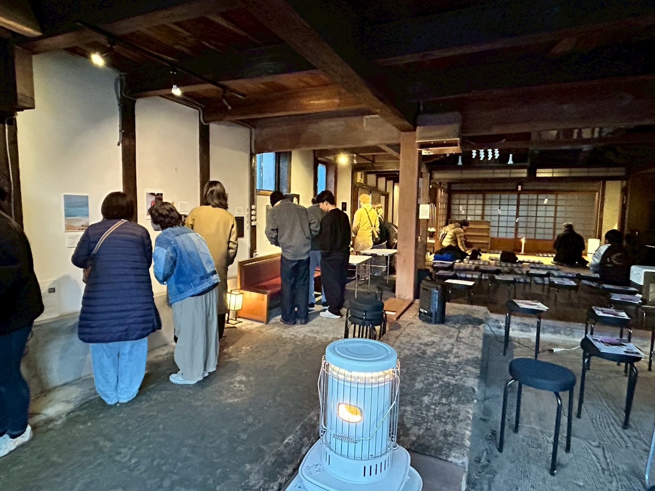 怪談イベント開演前、古民家の空間に来場者が集まり展示や会場の雰囲気を楽しむ様子