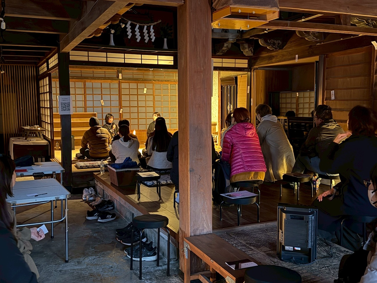 開演直前の橋口屋で来場者が静かに着席し、怪談の始まりを待つ様子