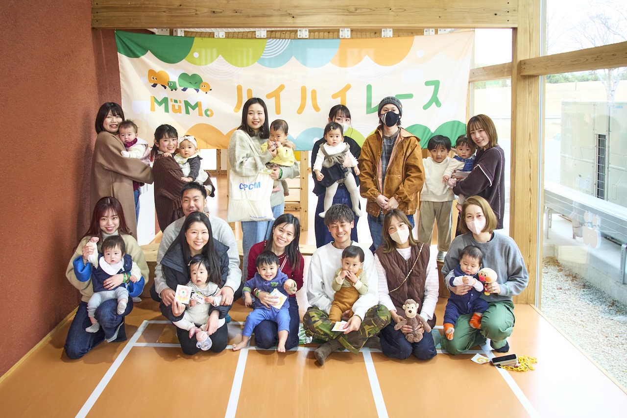 Mu-Moのハイハイレースに参加した親子とスタッフの集合写真