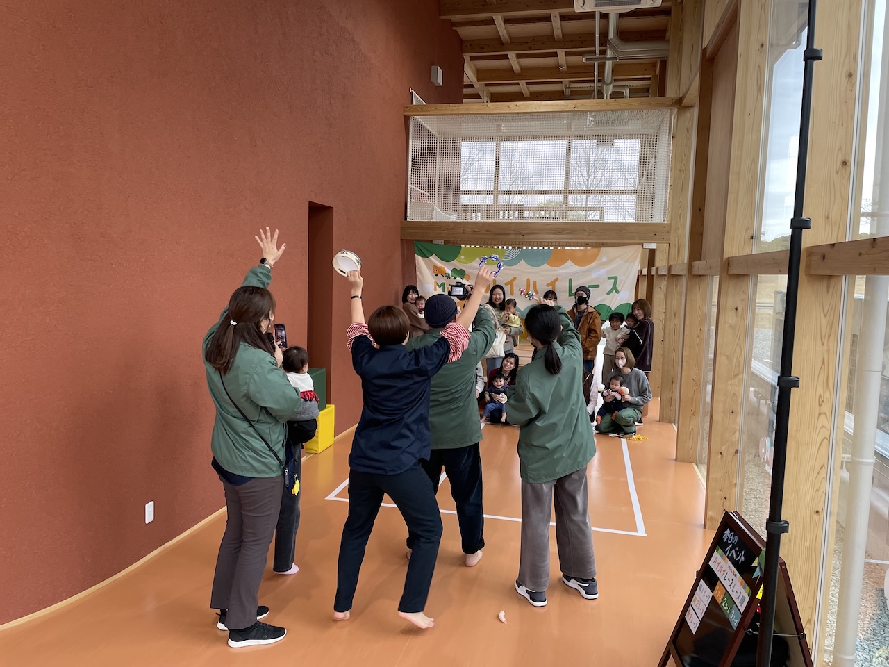 集合写真の撮影に向けてスタッフが会場を盛り上げている様子