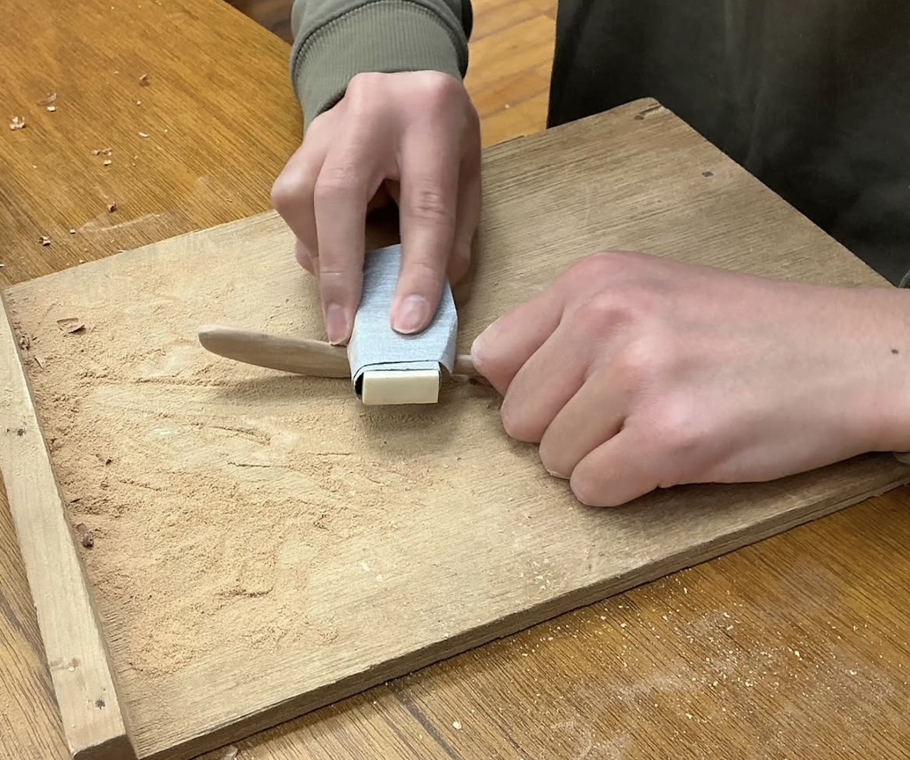 木を削ってシンプルで美しいバターナイフを仕上げる制作風景