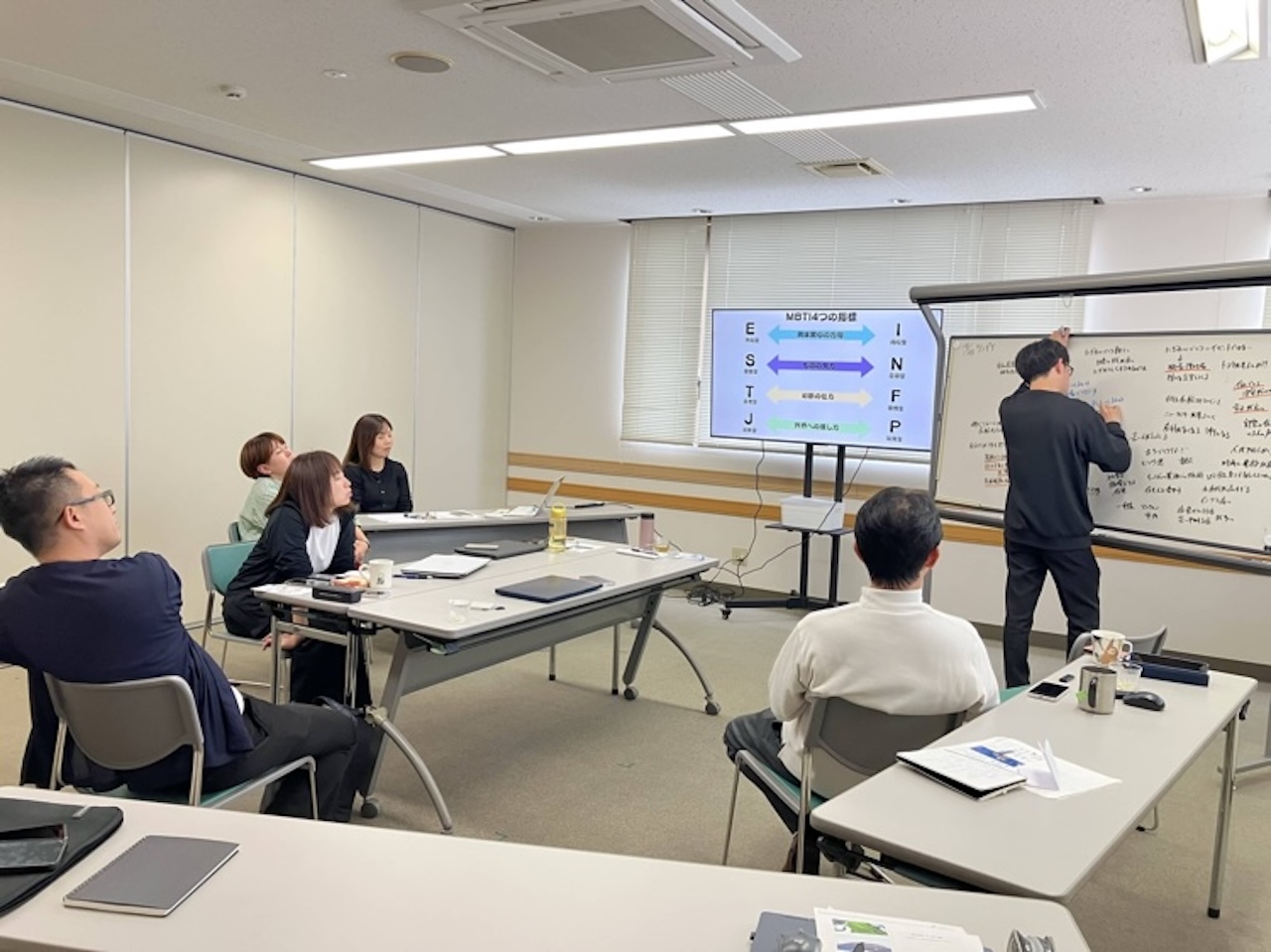 宗像での暮らしや住み良いまちについて社員が意見を交わすOne Day Meetingの様子