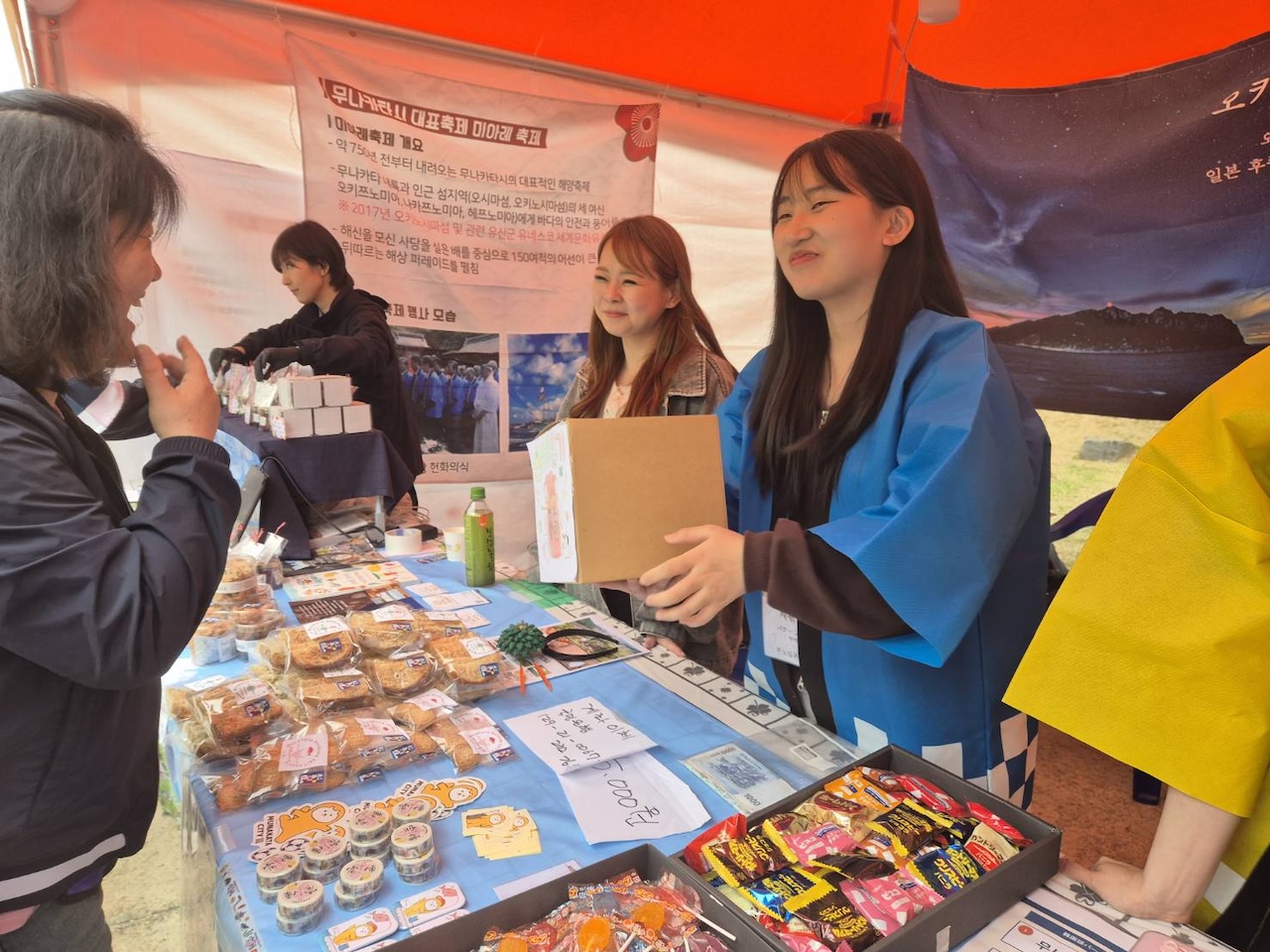 韓国・金海市の伽耶文化祭で宗像市の地域産品が並ぶ宗像市紹介ブースの様子