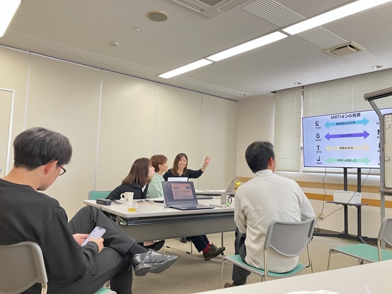 株式会社くりえいとのOne Day MeetingでMBTI診断について説明する社員と参加者の様子