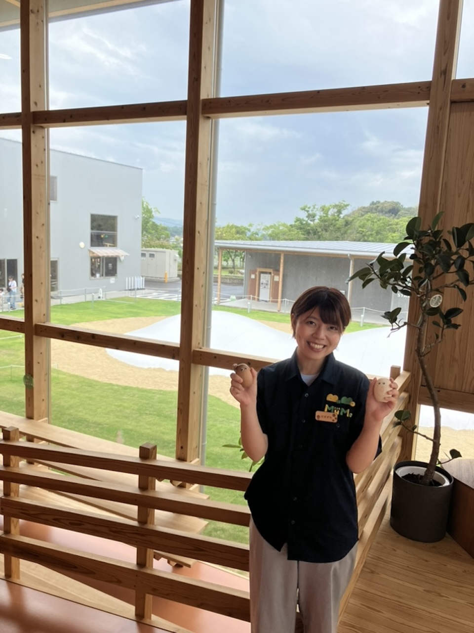 福岡県宗像市の子どもの遊び場 Mu-Moで笑顔を見せる株式会社くりえいとの長谷川