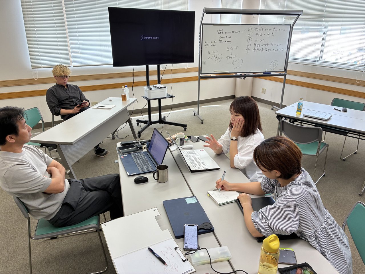 ワンデイミーティングでAIを活用しながらマーケティングのワークに取り組む様子。くりえいとメンバーがAIツールを使って資料作成や業務改善を実験中。