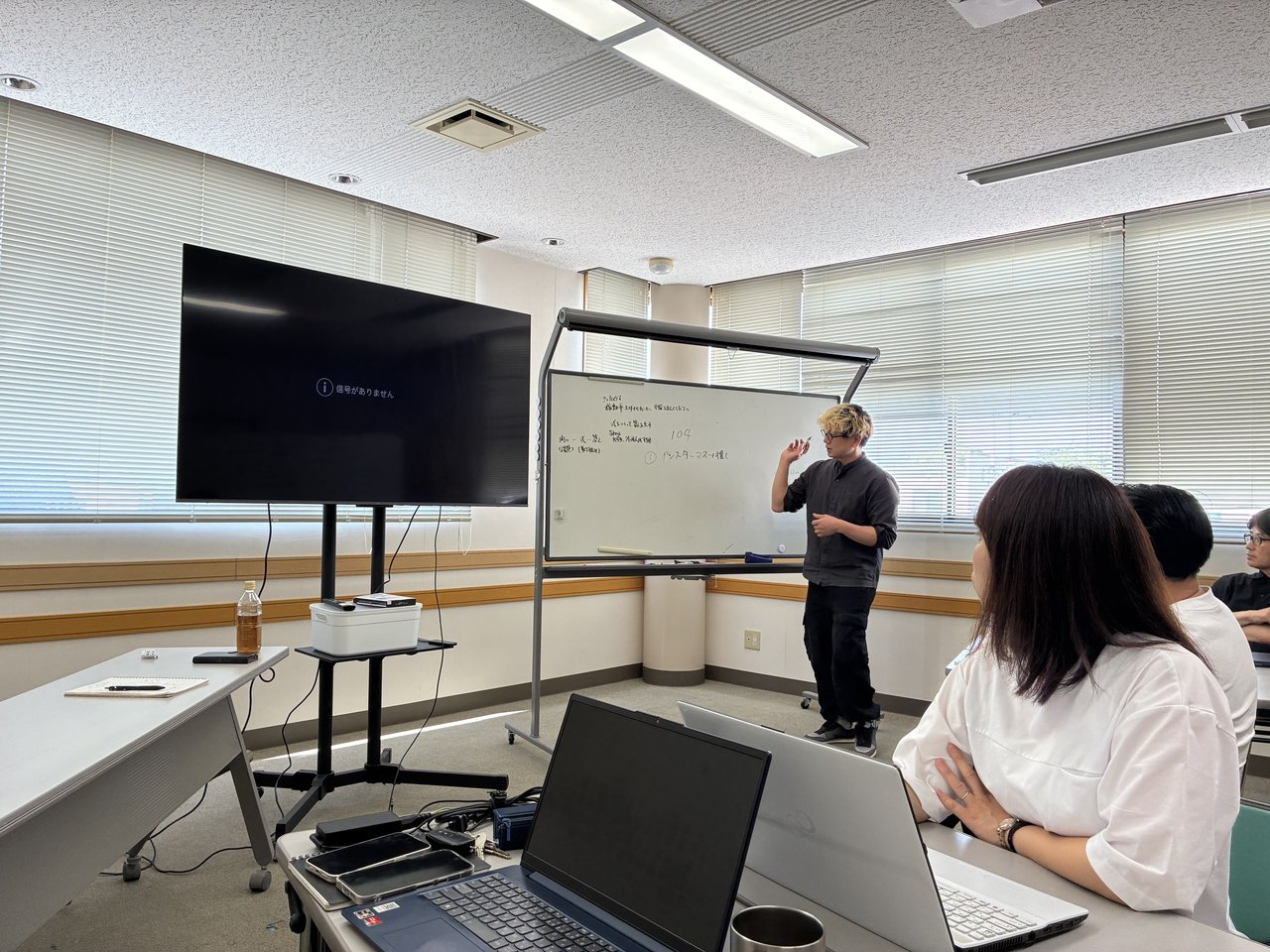 ワンデイミーティングで行われた石原さんによる「問ー式ー答」ケーススタディの様子。参加メンバーが問題に向き合い式を立てて答えを導き出すワーク中。
