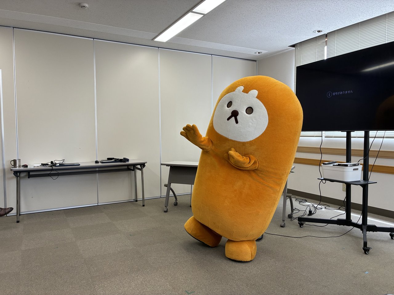 宗像のゆるキャラ「てんちゃん」がワンデイミーティングに登場した瞬間の様子。参加メンバーと交流するてんちゃん。