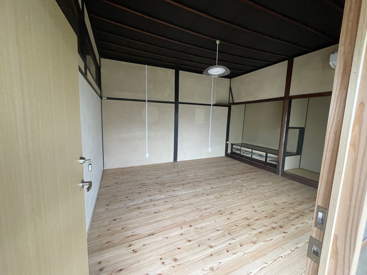 宗像市吉留シェアハウスの個室。フローリングとエアコンを備えた居室