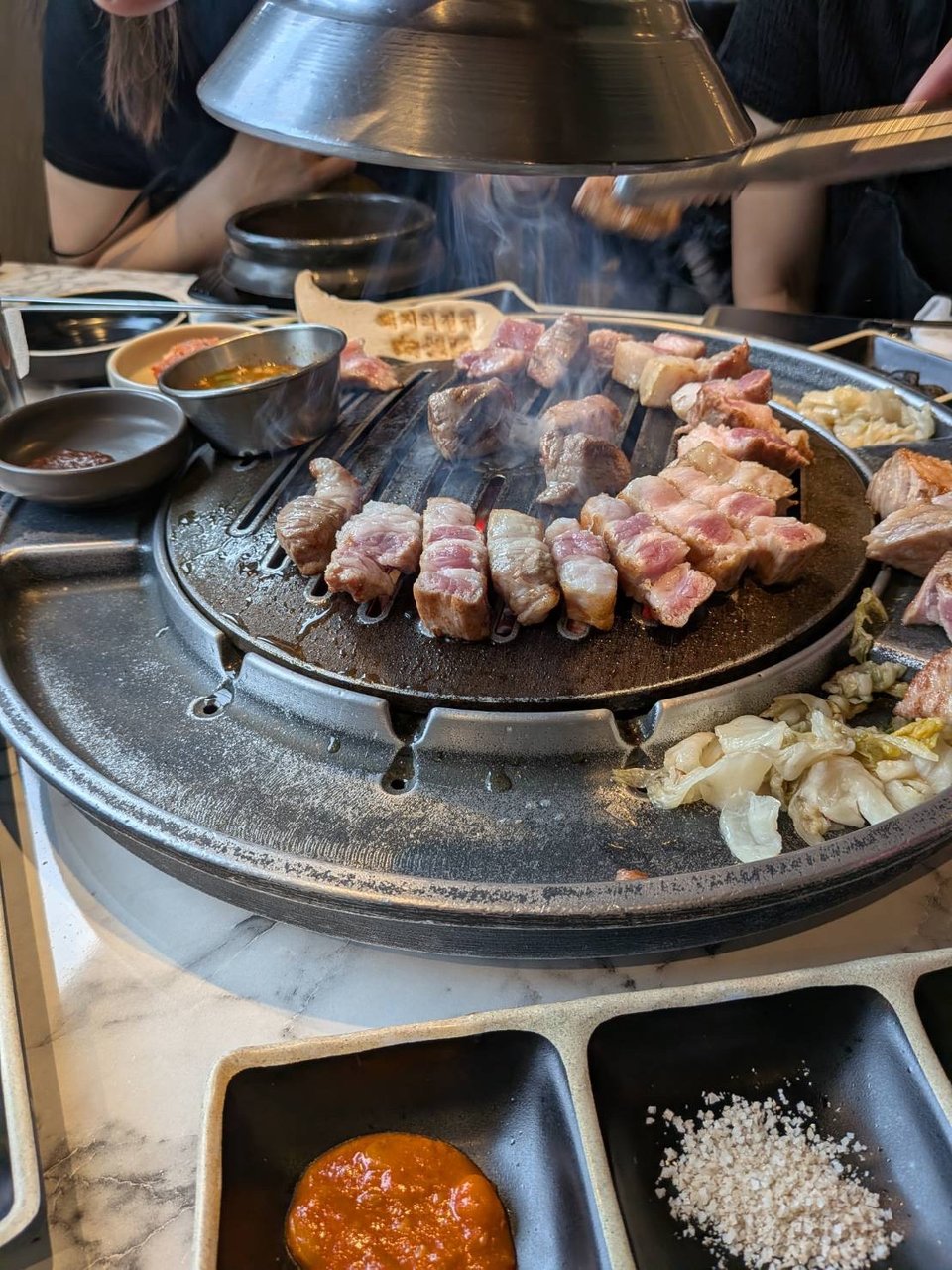 店員が鉄板で焼く分厚い済州島産黒豚サムギョプサル