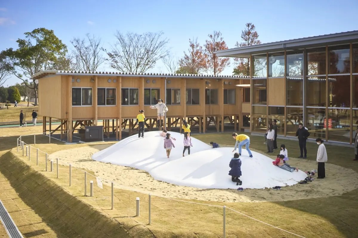 Mu-Mo館内に設置された大型網遊具の全景