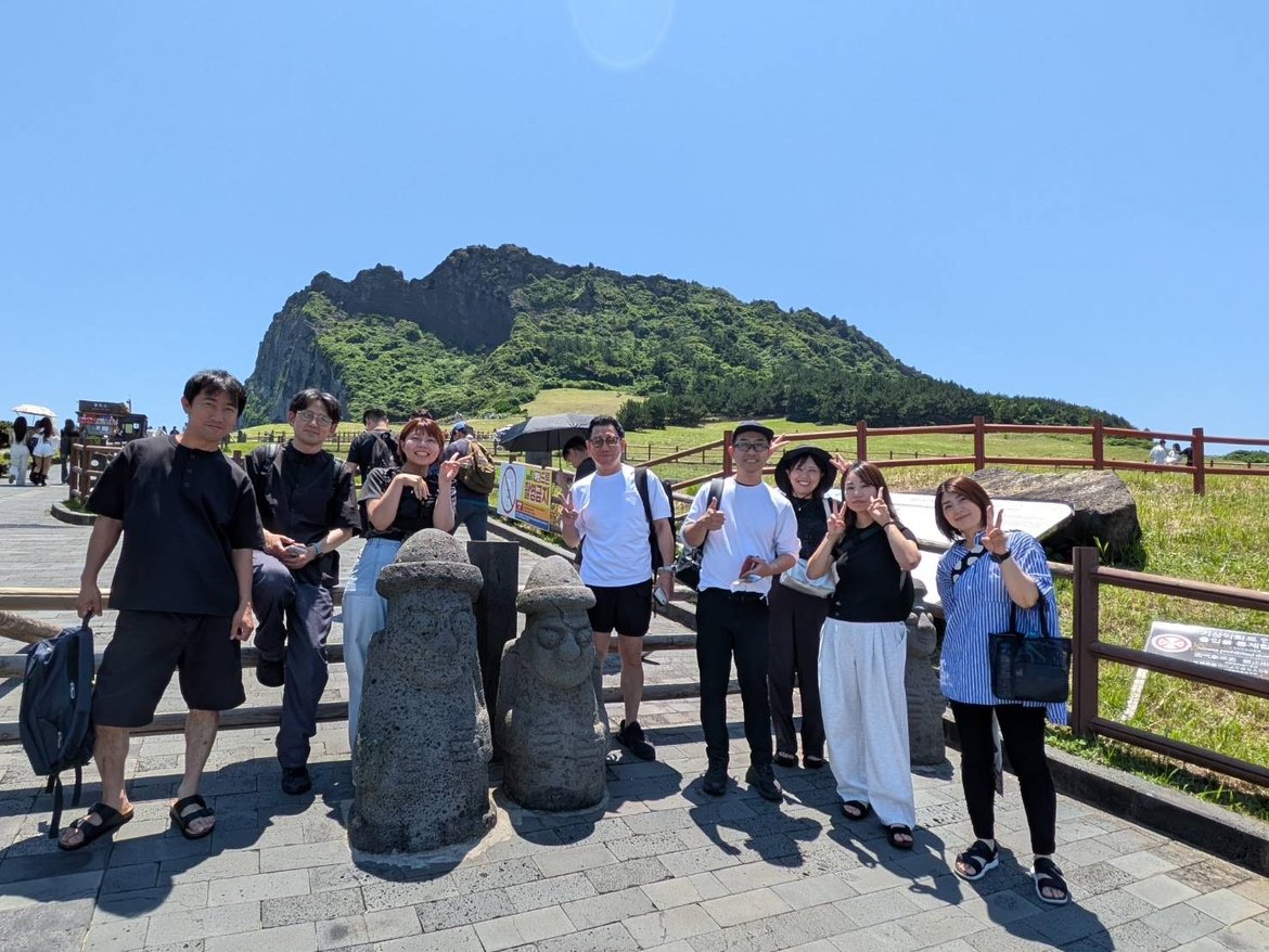 城山日出峰の頂上から見渡す済州島の海と緑の絶景