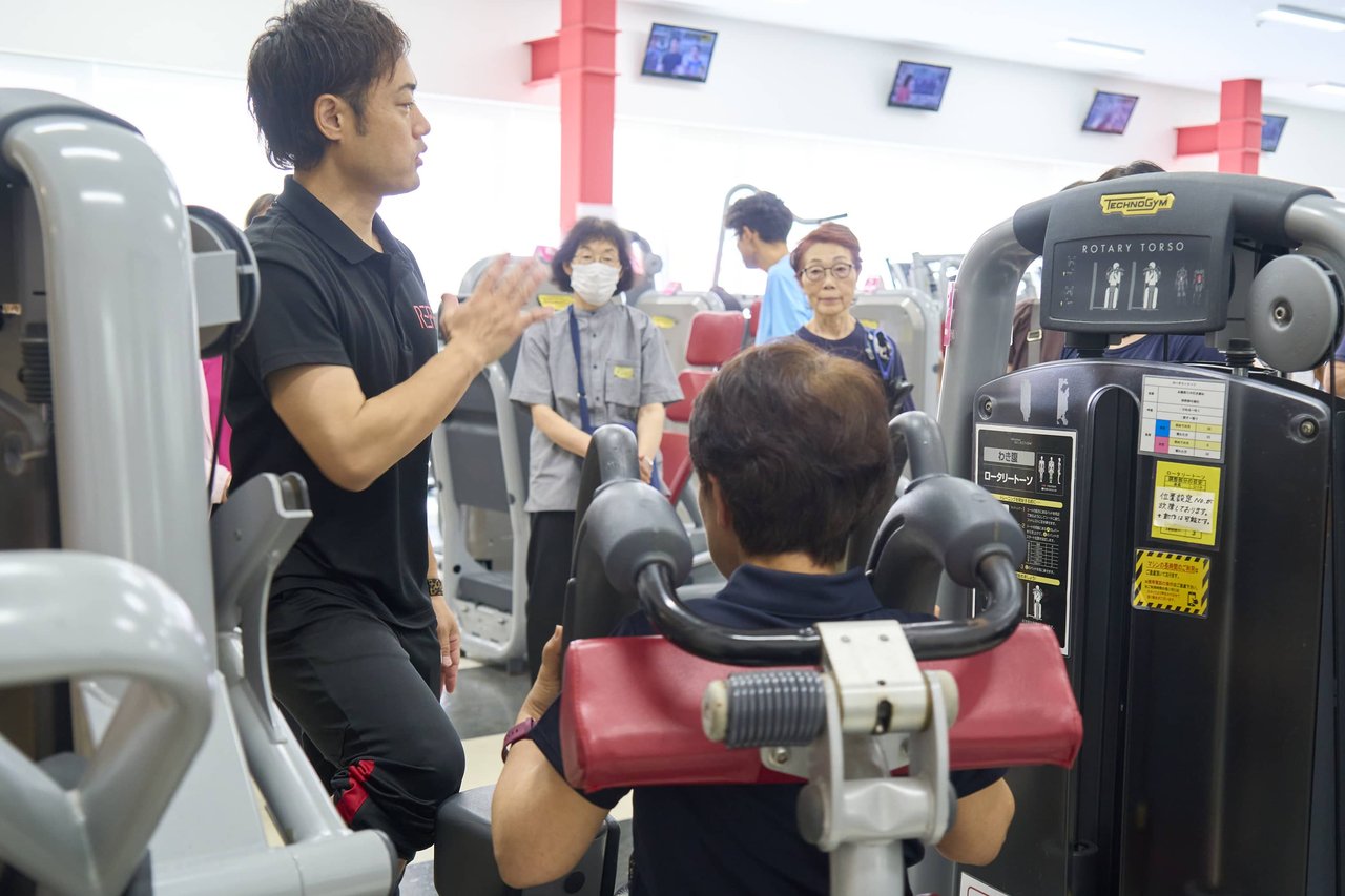スポーツクラブリフレでトレーニングマシンの使い方を体験する参加者