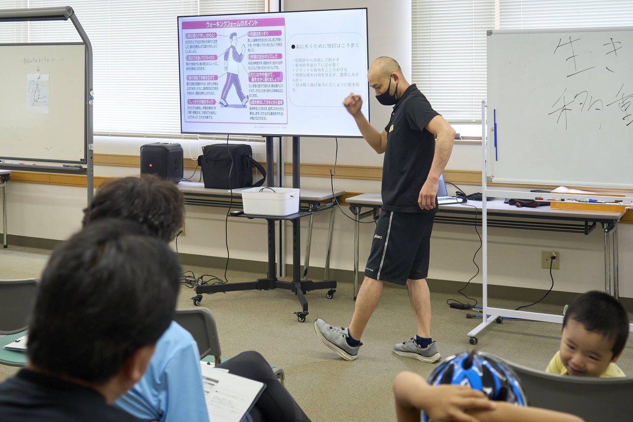 健康運動指導士の植田さんが参加者に足裏への重心のかけ方を説明している様子