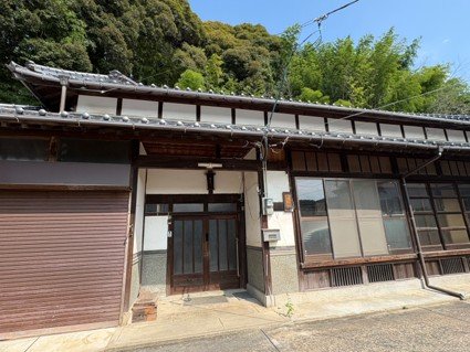 瓦屋根と木製引き戸が残る古民家の玄関外観