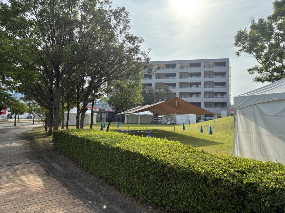築山公園の芝生広場に設置されたタープテントとイベント会場の全景