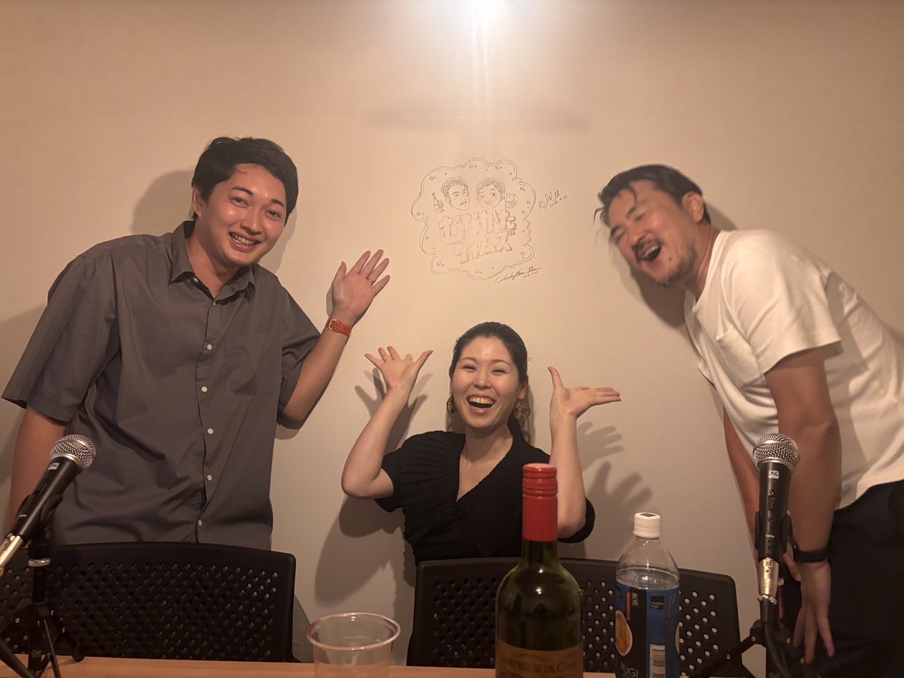むなかたタイムズ収録風景。マイクの前で3人が笑顔でポーズを取っている様子
