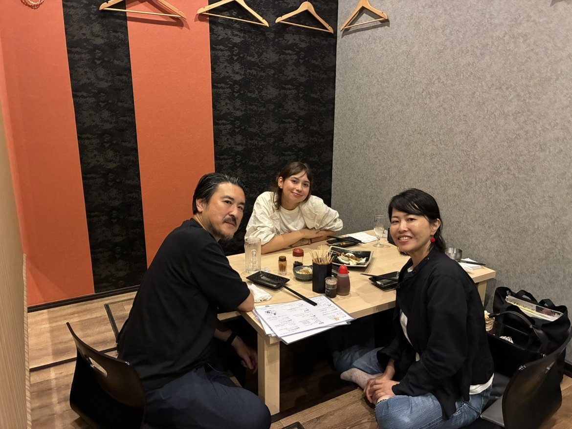 焼き鳥店の個室で食事を楽しむ3人。テーブルには料理と調味料が並ぶ