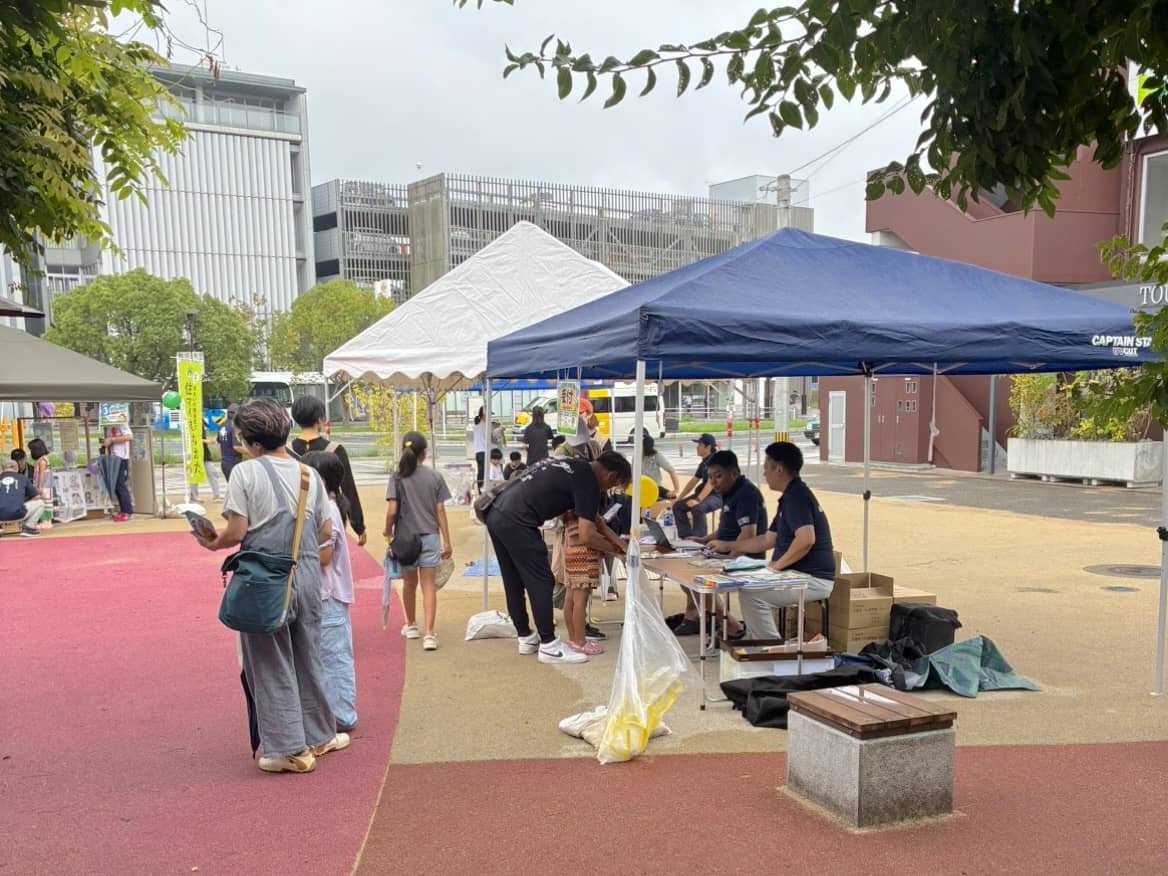 赤間駅北口広場公園に設置された複数のテントブースと親子連れの来場者