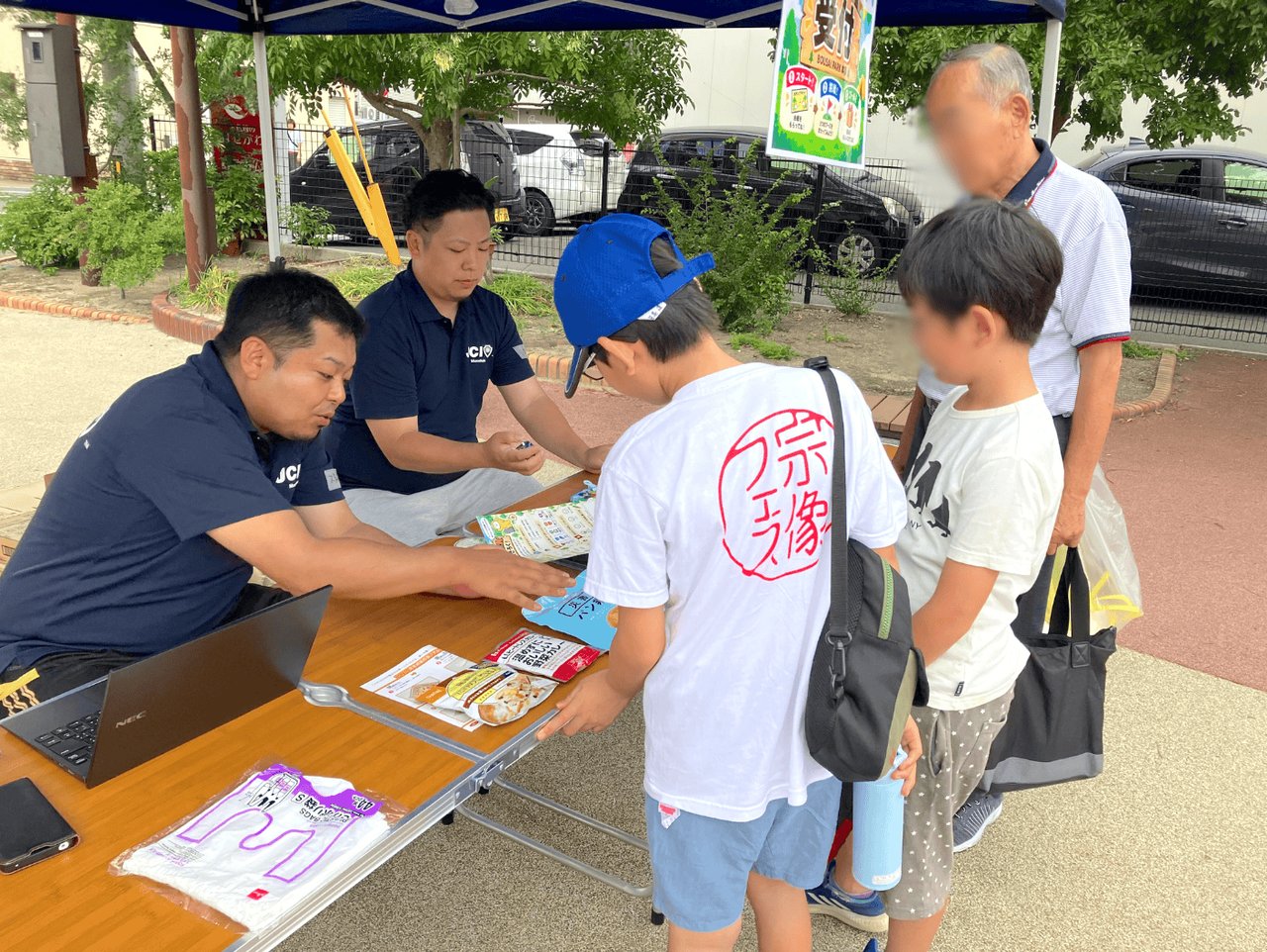 宗像青年会議所スタッフが参加者に防災食を手渡す受付ブース