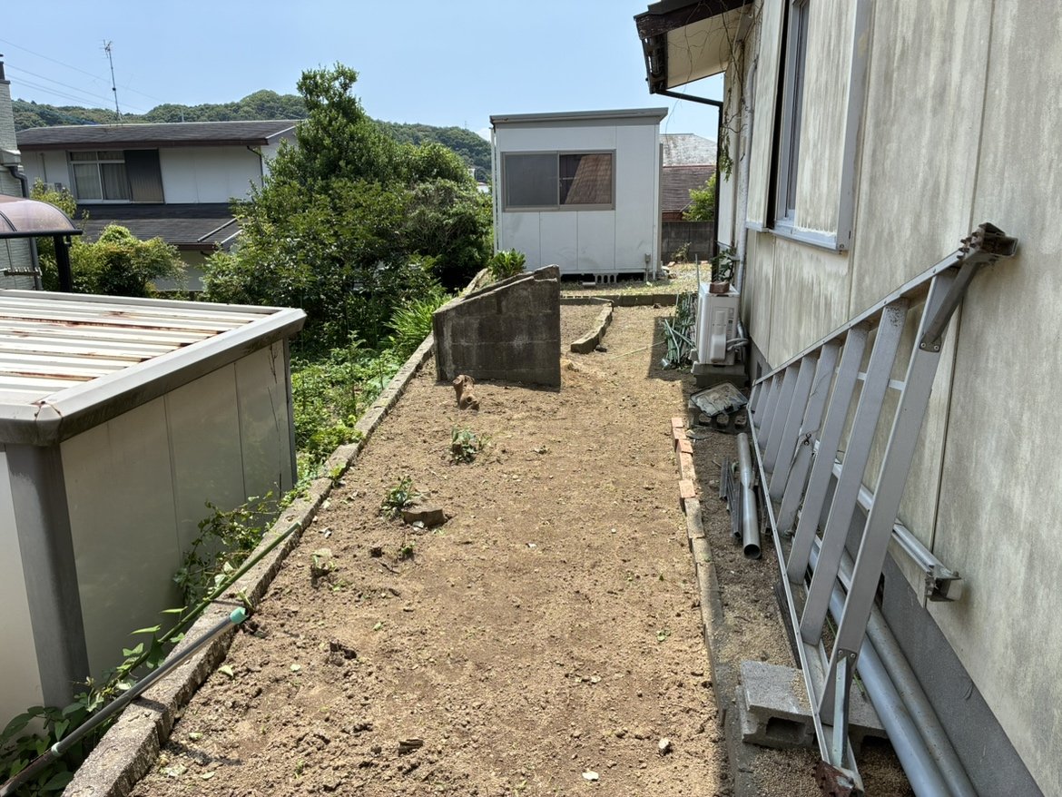 自由ヶ丘10丁目売地の建物脇にある平坦な土のスペースと物置小屋