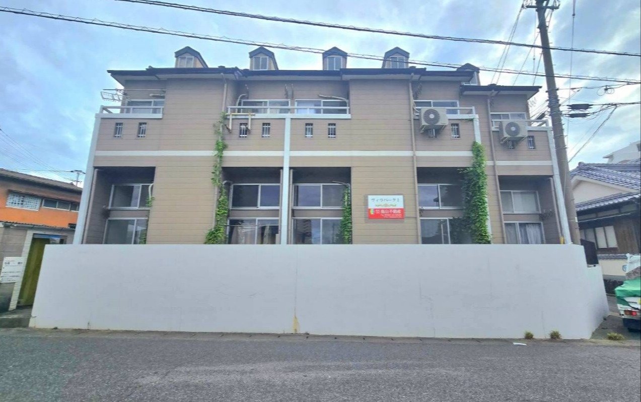 宗像市石丸のヴィラパーク正面外観|2階建て木造アパートと白い塀