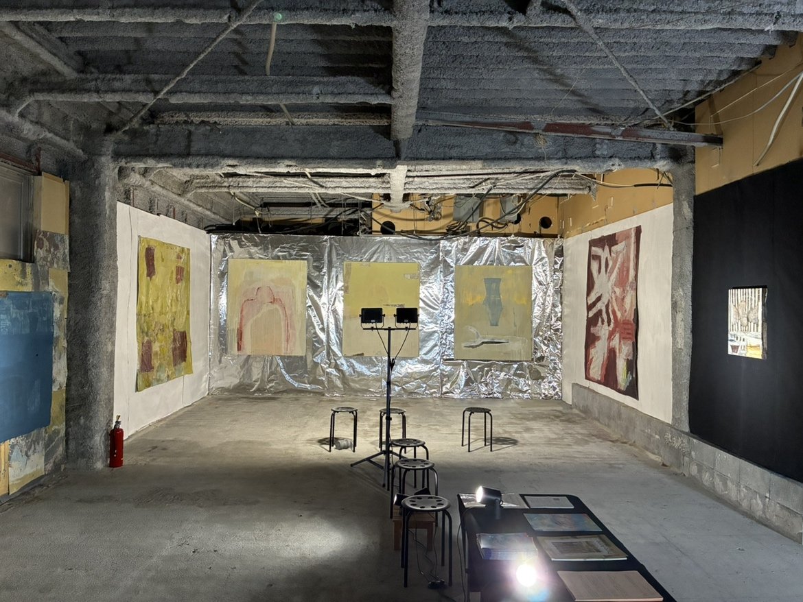 赤間駅会場に展示されたパンクス三女神展の抽象画作品と銀色の壁面装飾
