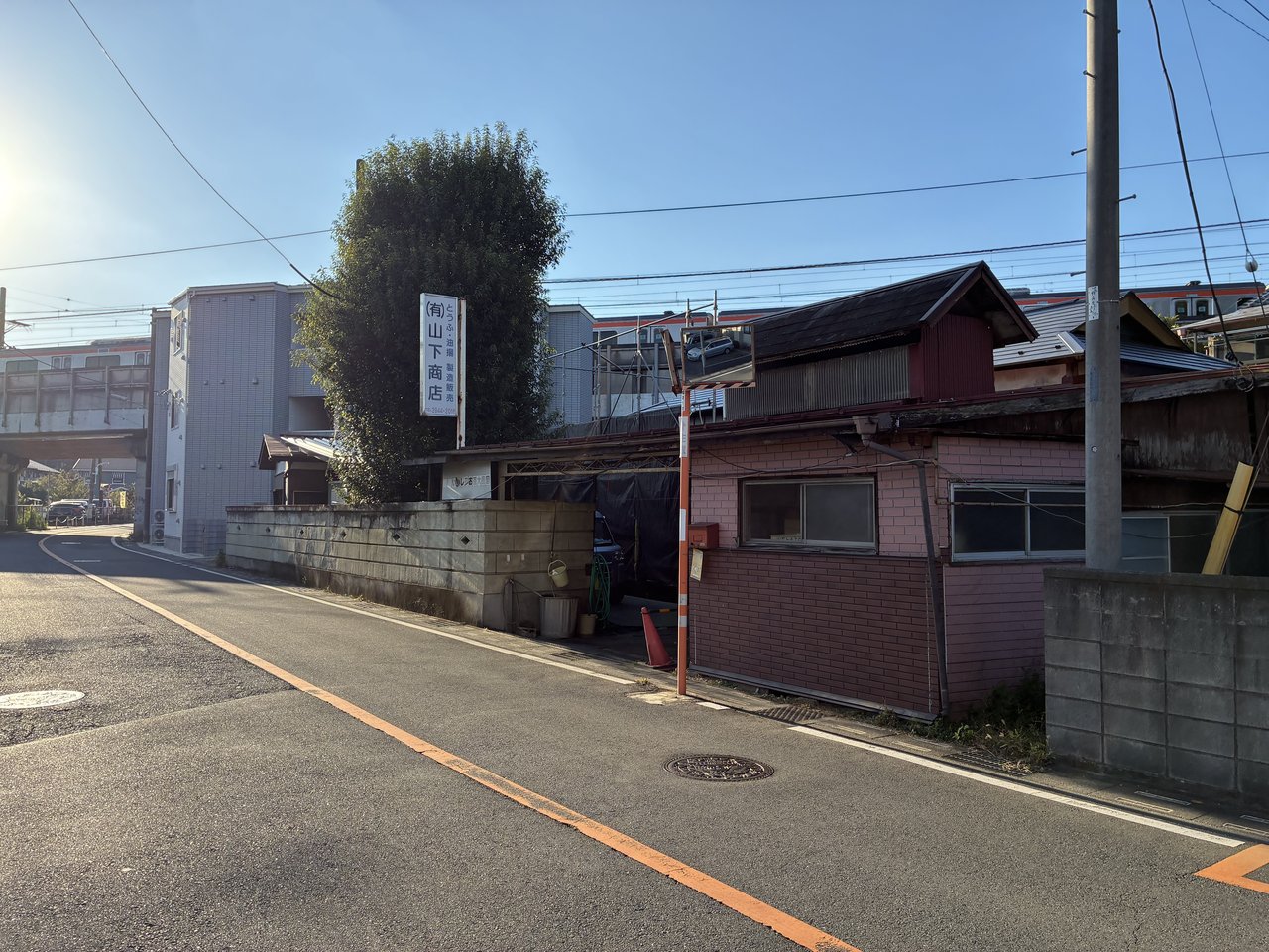 所沢にある山下商店の外観と看板が見える朝の街並み
