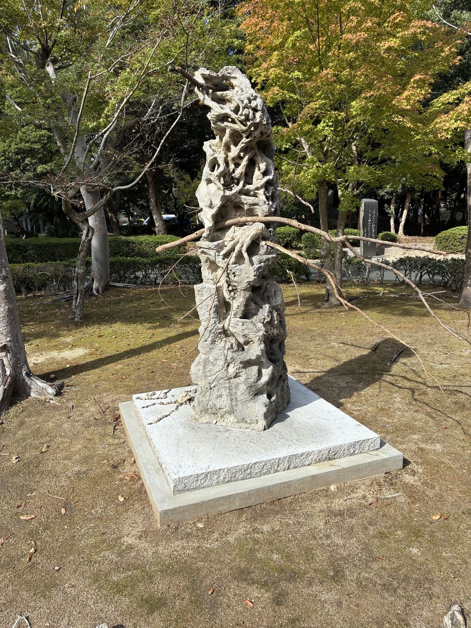 宗像大社の神宝館前に展示された武田充生作品「依代」。枝が絡み合うような造形の彫刻が台座の上に立つ